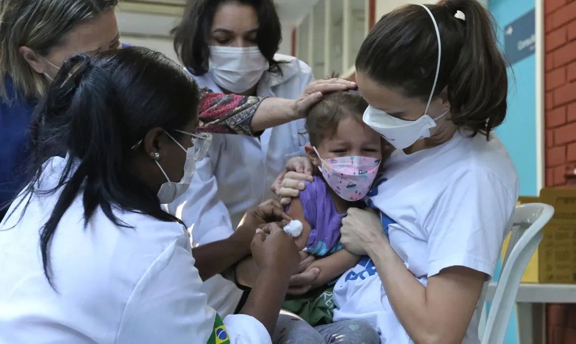 Brasil registra 56,4 mil novos casos e 346 &oacute;bitos por covid-19