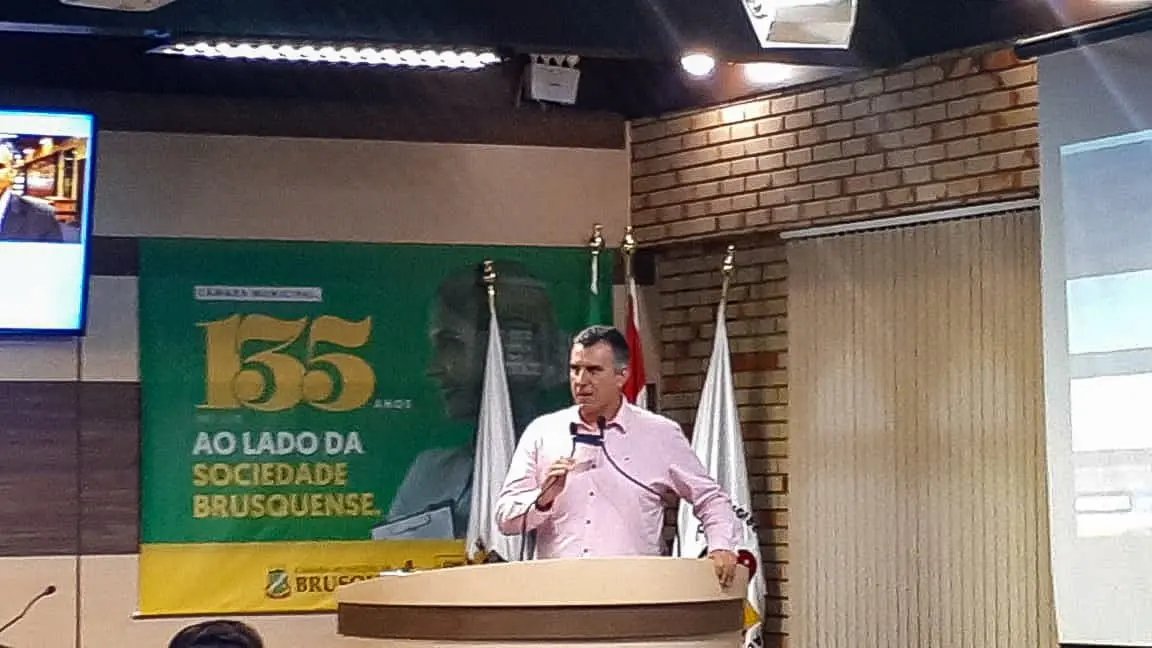 Simas defende mexer em sal&aacute;rios dos vereadores para diminuir custo