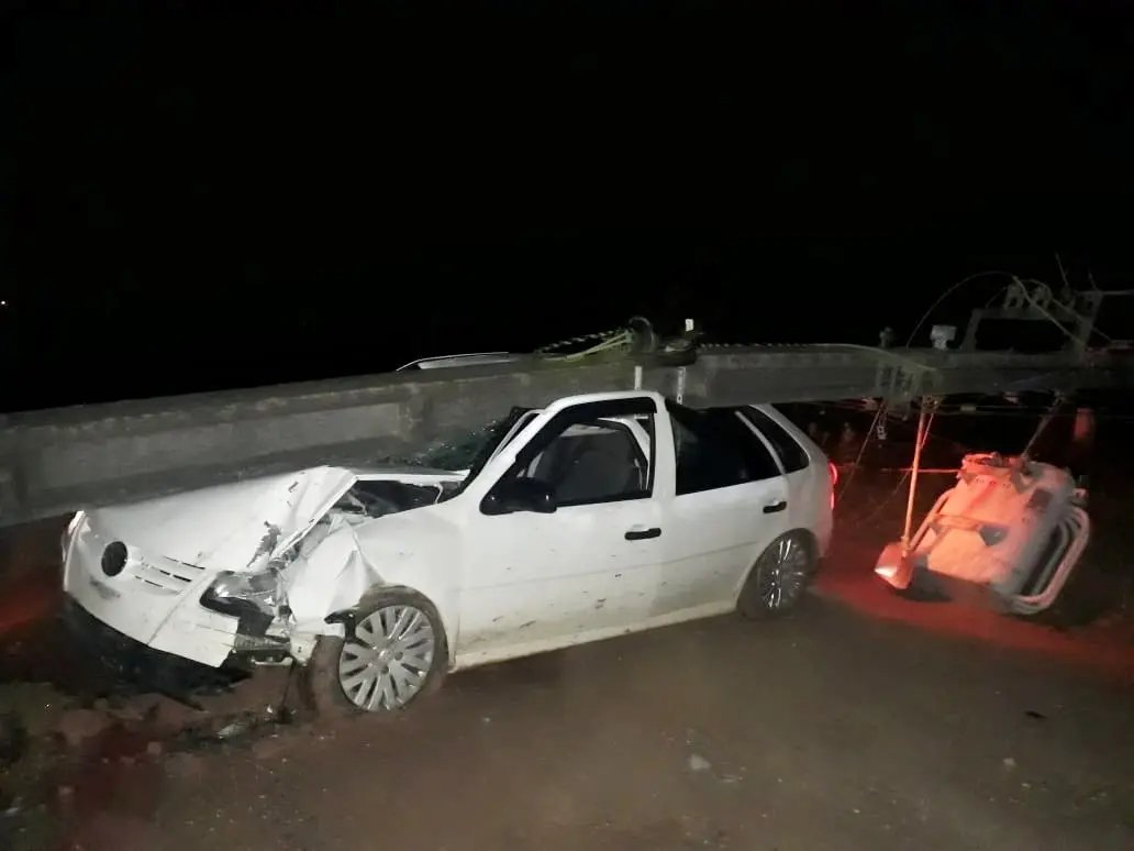 Motorista perde controle da dire&ccedil;&atilde;o e derruba poste de alta tens&atilde;o