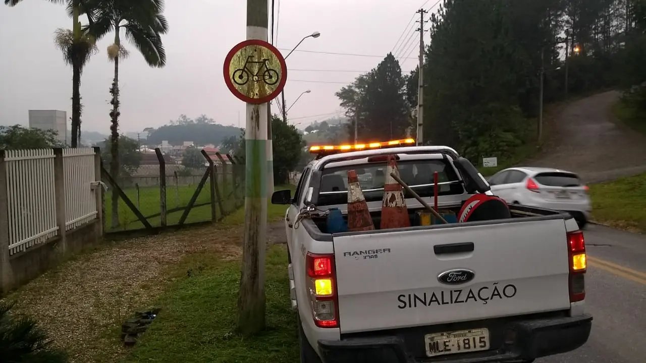 Prefeitura faz limpeza e recoloca&ccedil;&atilde;o de placas de tr&acirc;nsito