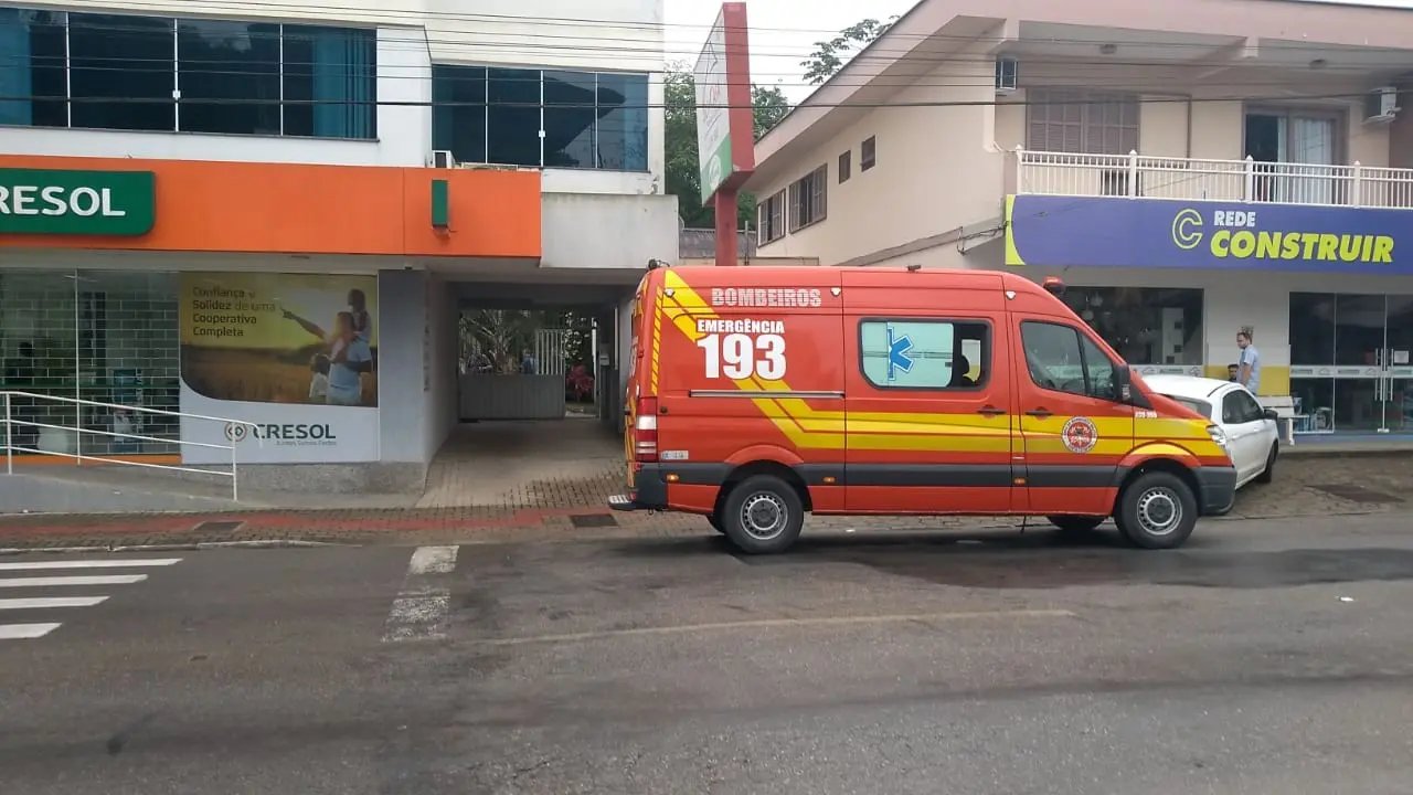 Mulher morre ao prender a cabe&ccedil;a no elevador