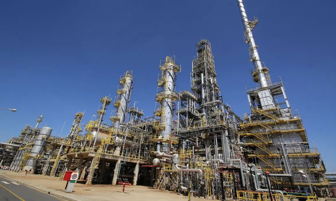 Petrobr&aacute;s reduz pre&ccedil;o da gasolina