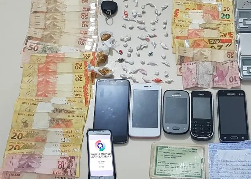 PM prende tr&ecirc;s no bairro Guarani por tr&aacute;fico de drogas