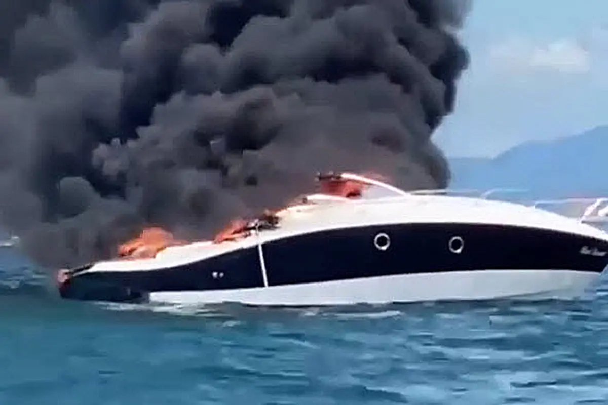 Lancha pega fogo em alto mar 