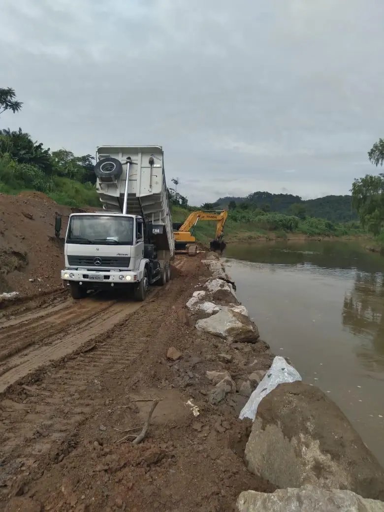 Secretaria de Obras realiza limpeza e manuten&ccedil;&otilde;es nos bairros