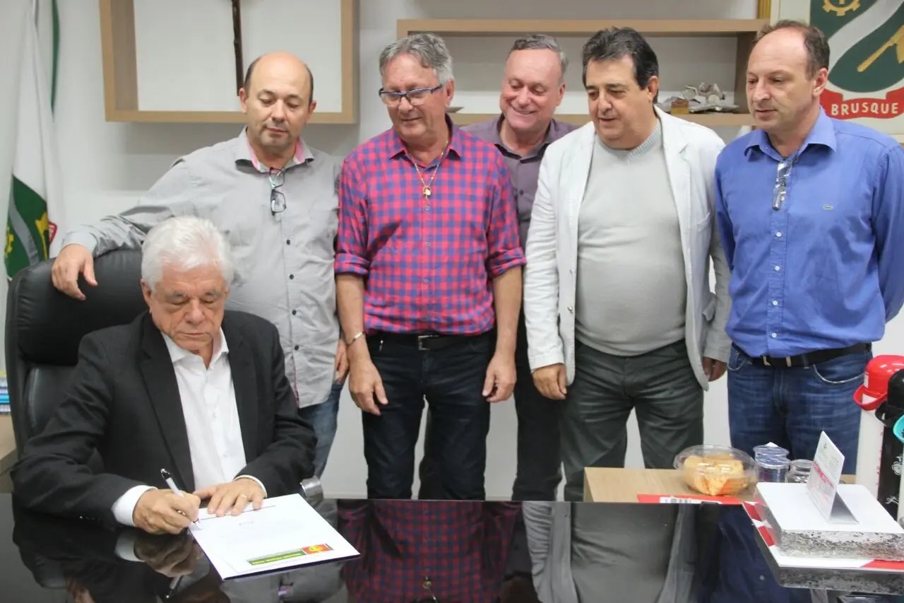 Brusque entrega ofício solicitando à Prefeitura terreno para construção de novo estádio