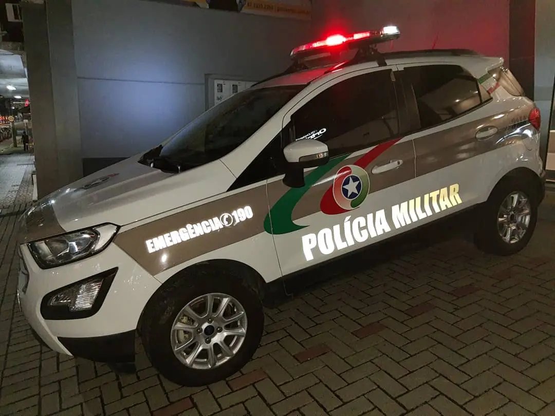 Persegui&ccedil;&atilde;o em um pr&eacute;dio e um pulando do telhado para tentar fugir