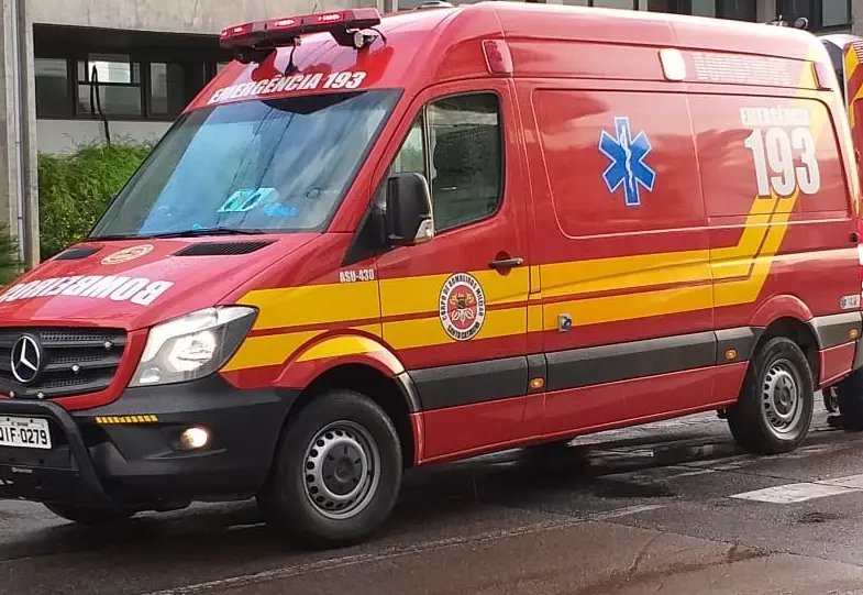 Bombeiros socorrem ciclista ap&oacute;s choque contra ve&iacute;culo
