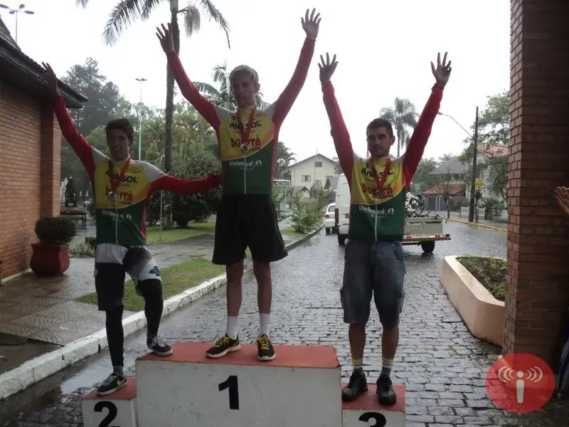 Brucicle consegue pódio triplo em competição