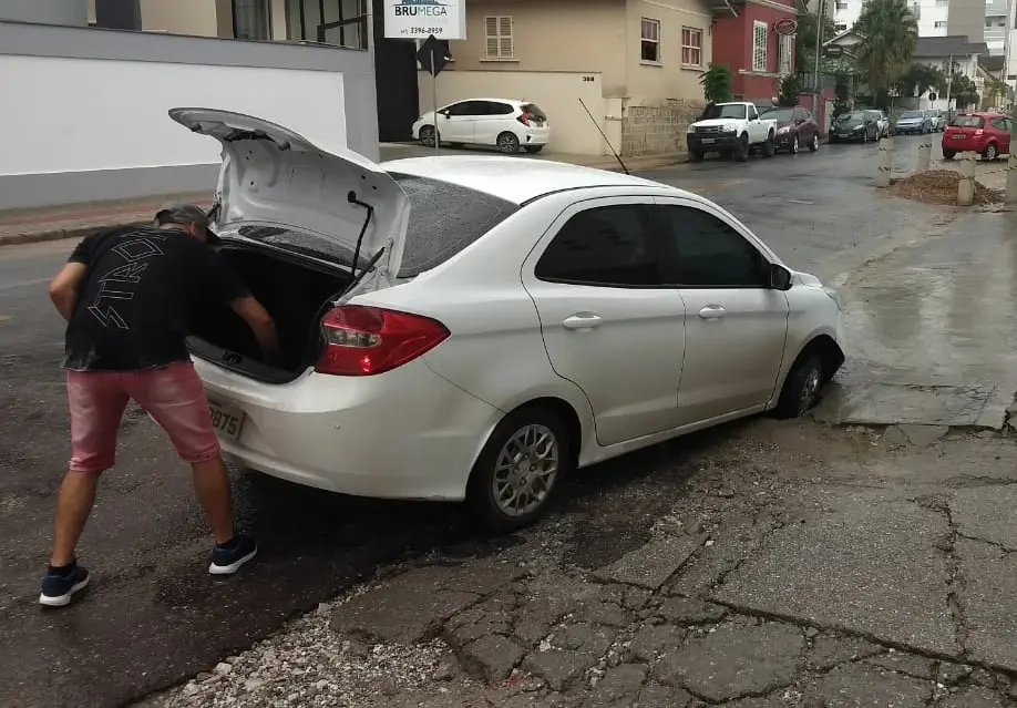 Bueiro na rua Herc&iacute;lio Luz continua causando preju&iacute;zo