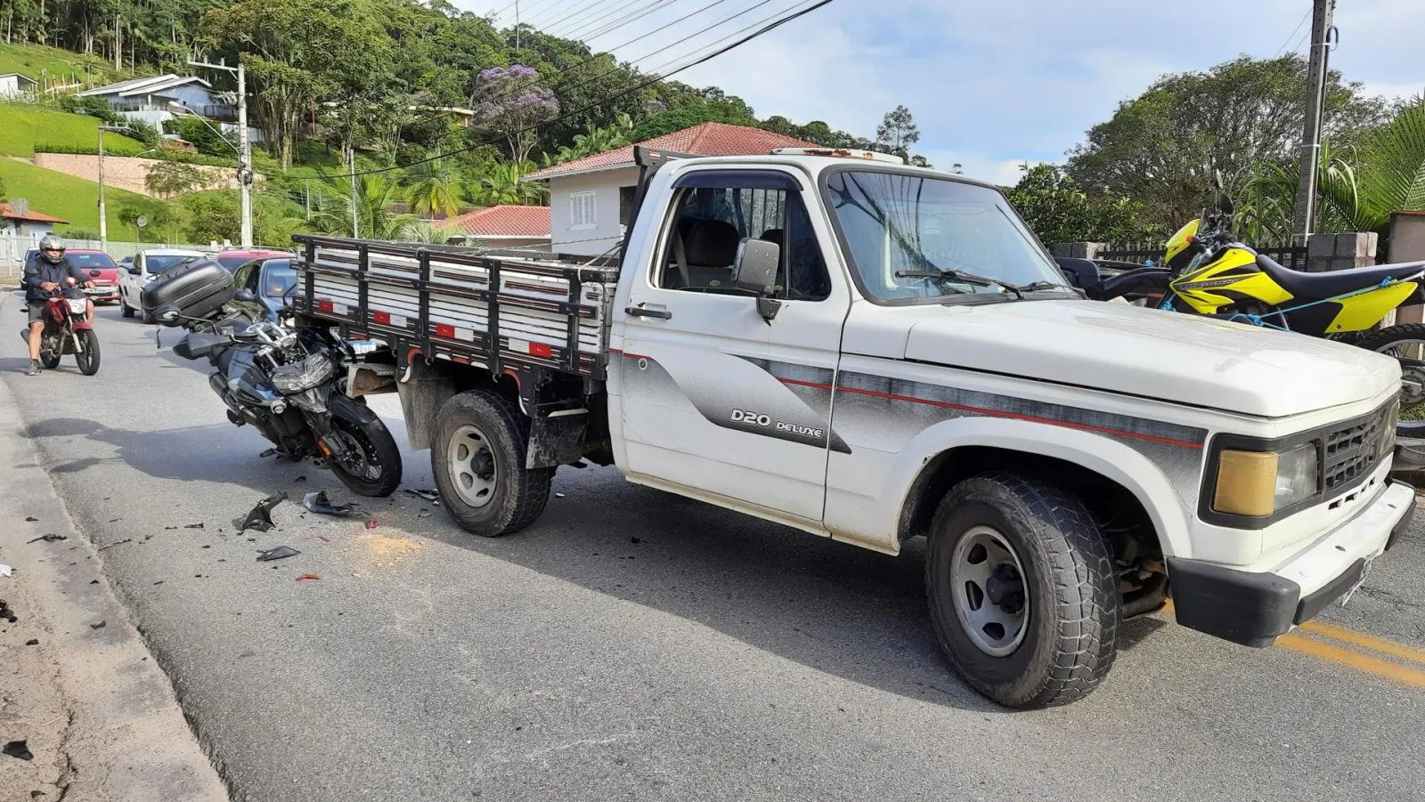 Motociclista fica ferido em acidente e &eacute; levado para o hospital
