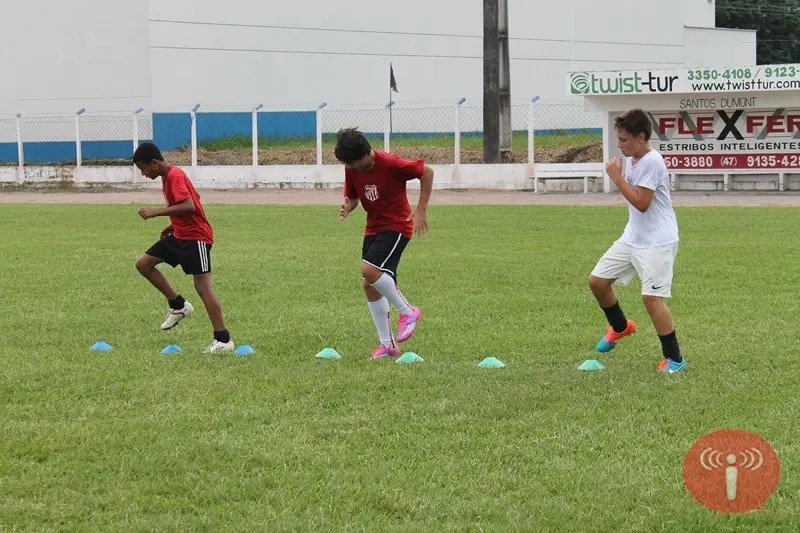 Categorias enfrentam equipe de Blumenau
