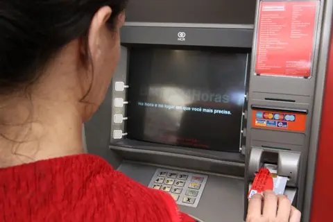 Homem tem valores retirados e depositados indevidamente de conta