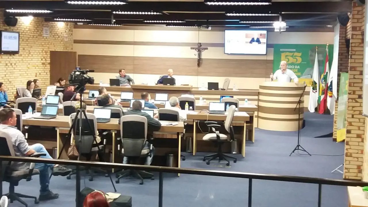 Mo&ccedil;&atilde;o contra medida de Bolsonaro ati&ccedil;a os &acirc;nimos