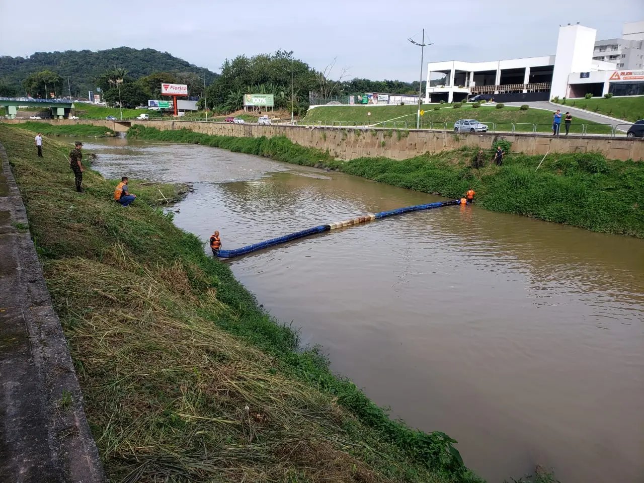 Defesa Civil instala Ecobarreira no leito do rio Itaja&iacute;-Mirim 