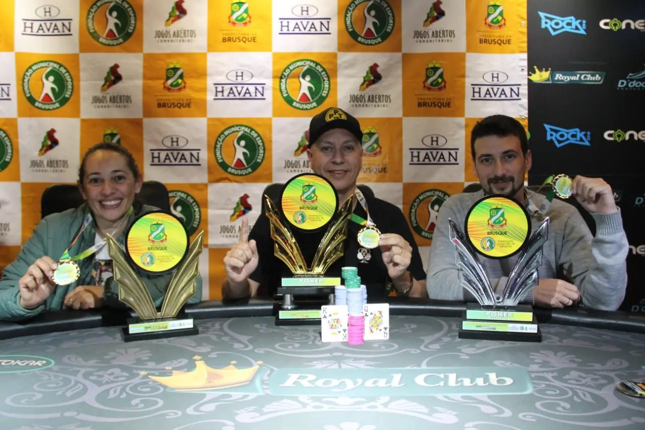 Exibi&ccedil;&atilde;o do poker nos Comunit&aacute;rios &eacute; sucesso de participa&ccedil;&atilde;o