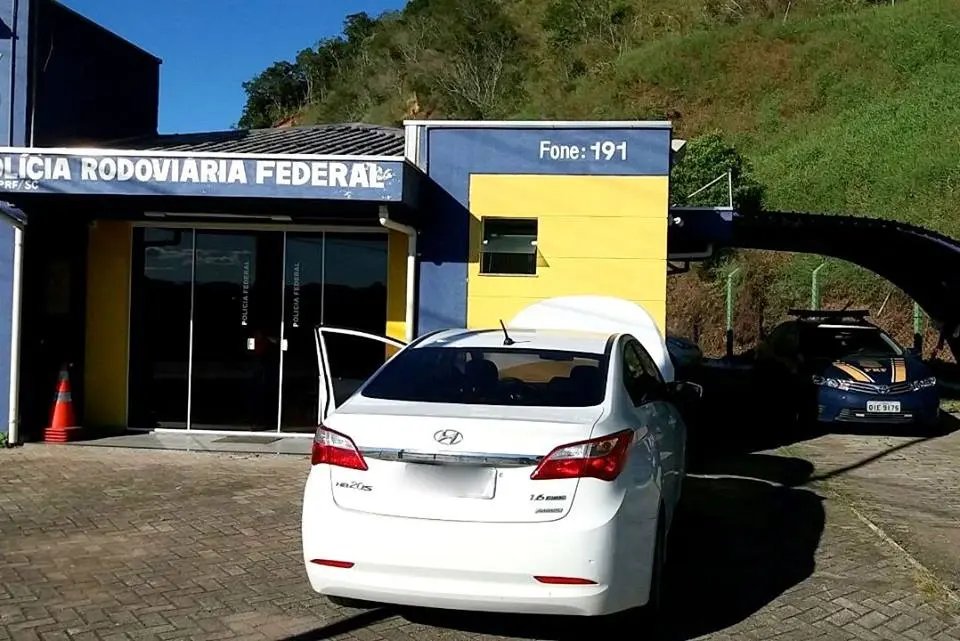 Veículo clonado com registro de furto é recuperado 