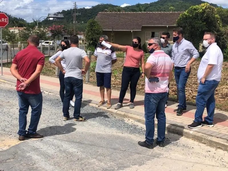 Vereadores e secret&aacute;rios acompanham vistoria em obras no Guabiruba Sul