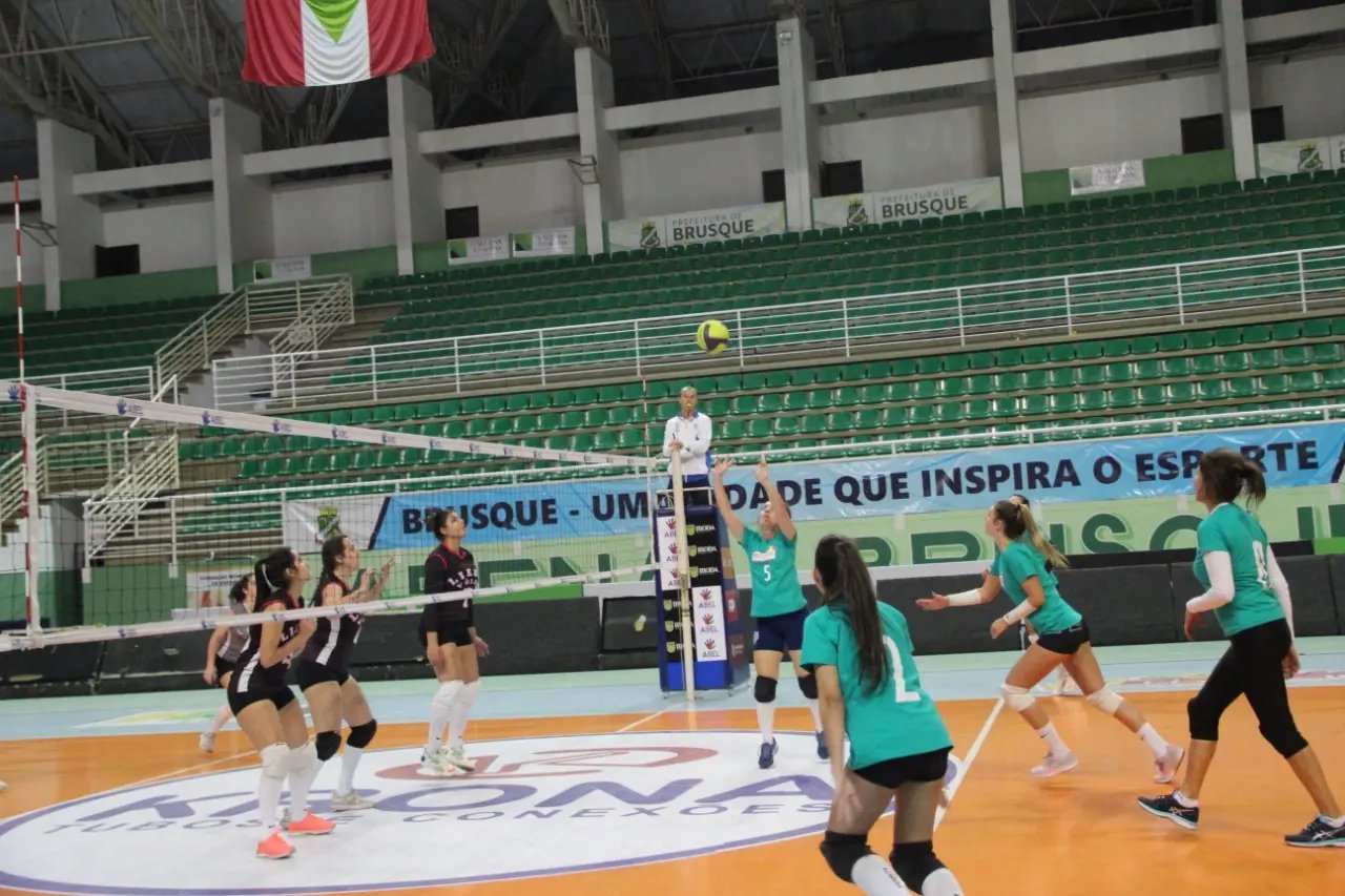 V&ocirc;lei movimenta a Arena Brusque nesta quinta-feira
