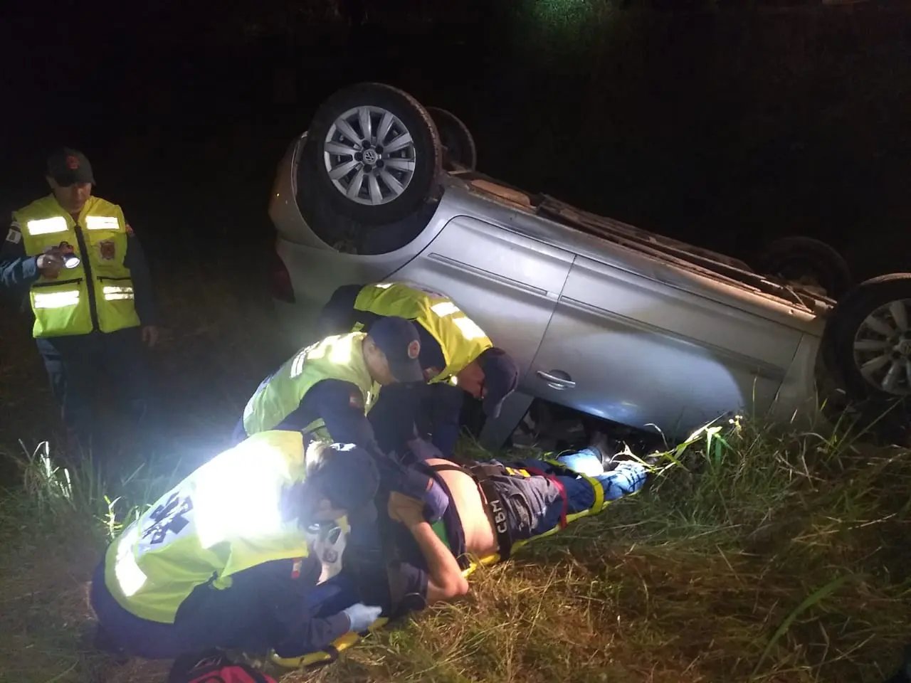 Motorista perde controle e capota o carro no bairro Limeira