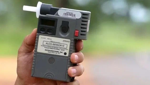 Motorista sem habilitação e embriagado foge após colisão