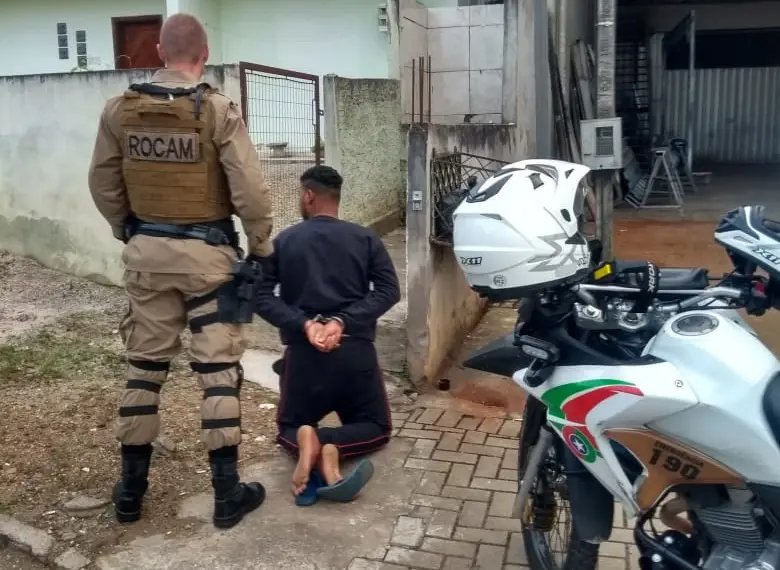 Homem com mandado de pris&atilde;o &eacute; preso pela Pol&iacute;cia Militar