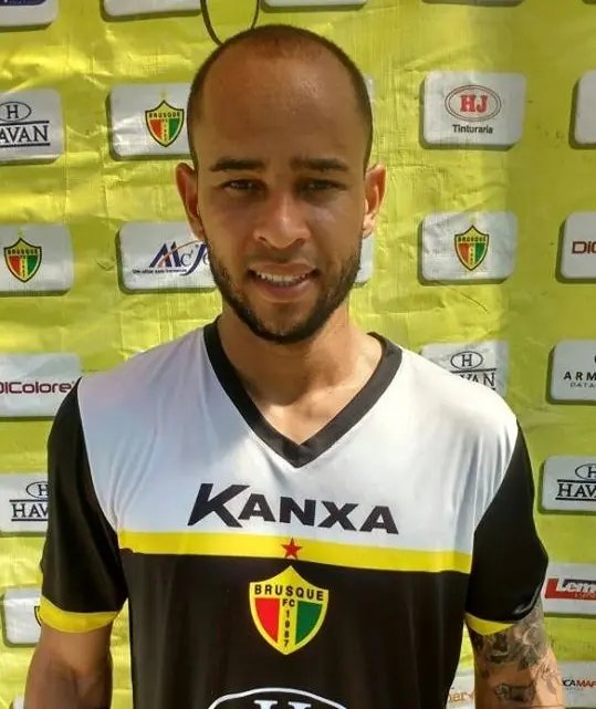 Lateral destaque renova com o Brusque FC