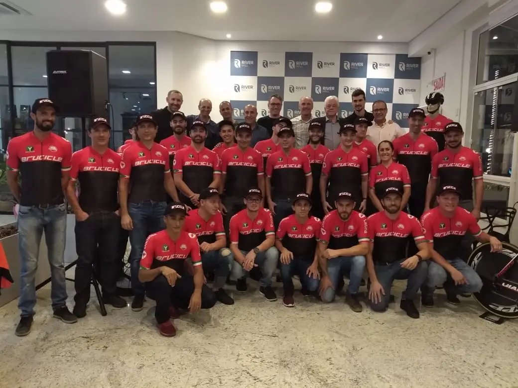 Brucicle apresenta novo uniforme