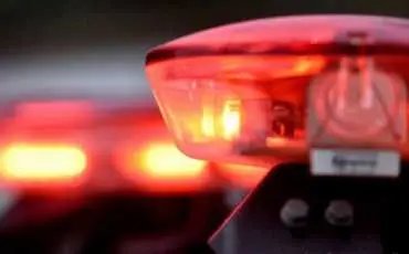 Mulher &eacute; levada ao hospital ap&oacute;s chocar ve&iacute;culo contra poste, no &Aacute;guas Claras