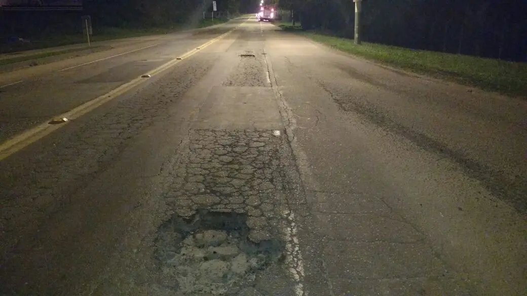 Buraco causa acidente de moto na Ivo Silveira