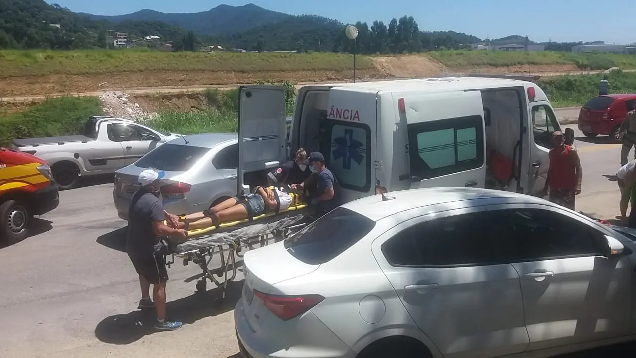 Carros colidem na Beira Rio e duas pessoas v&atilde;o para o hospital