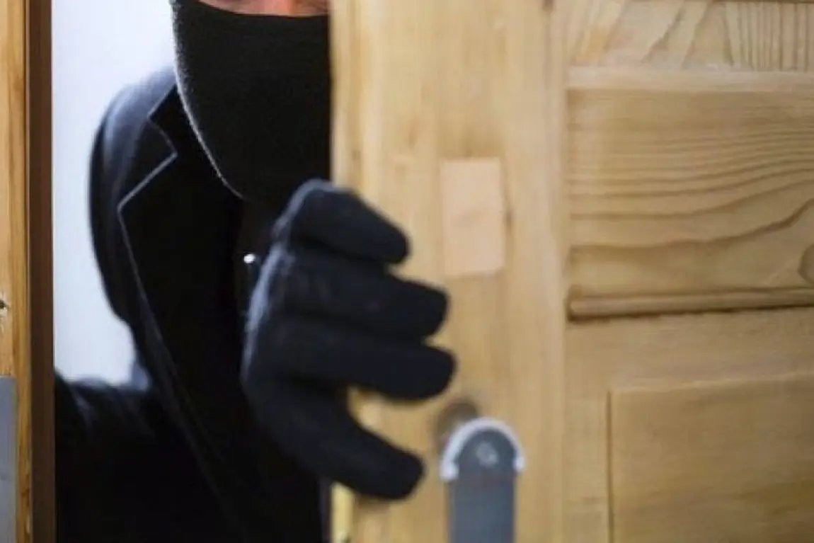 Homem sai para trabalhar e tem casa arrombada, no Guarani