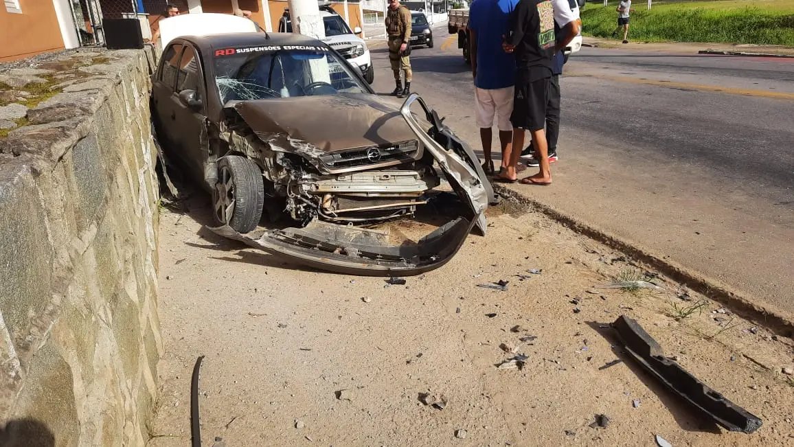 Motorista perde controle e colide carro contra muro, no Primeiro de Maio