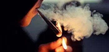 Dois menores apreendidos fumando maconha