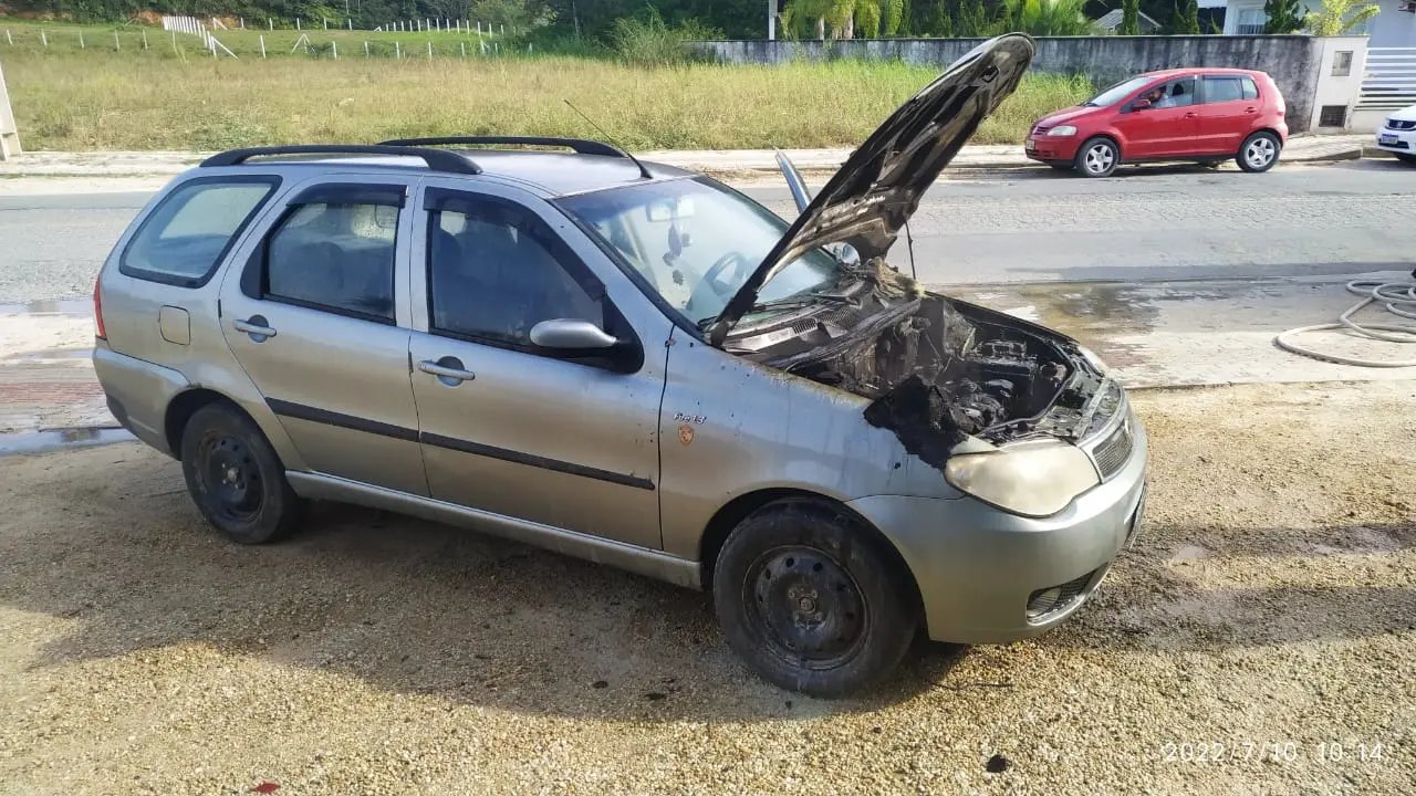 Carro sofre inc&ecirc;ndio no Centro de Guabiruba