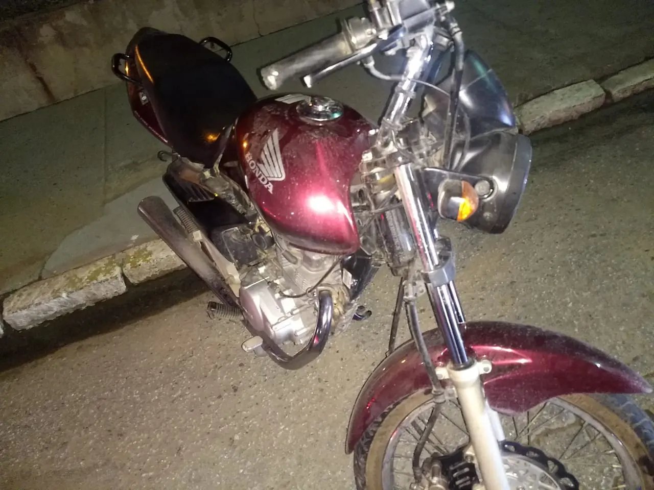 Motociclista &eacute; levado ao hospital com suspeita de fratura no tornozelo