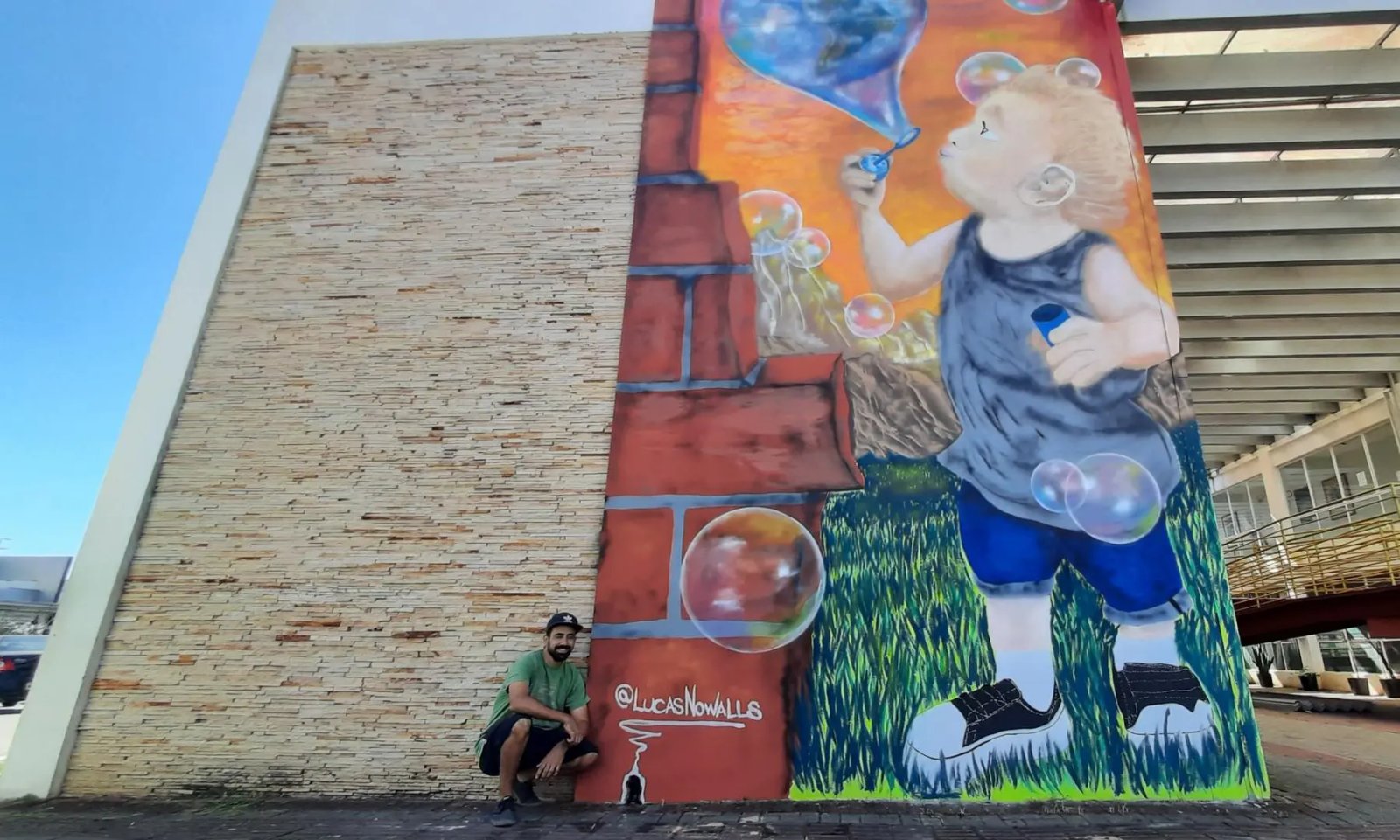 (V&Iacute;DEO) Sopro de vida: mural retrata a realidade da pandemia e a esperan&ccedil;a de dias melhores