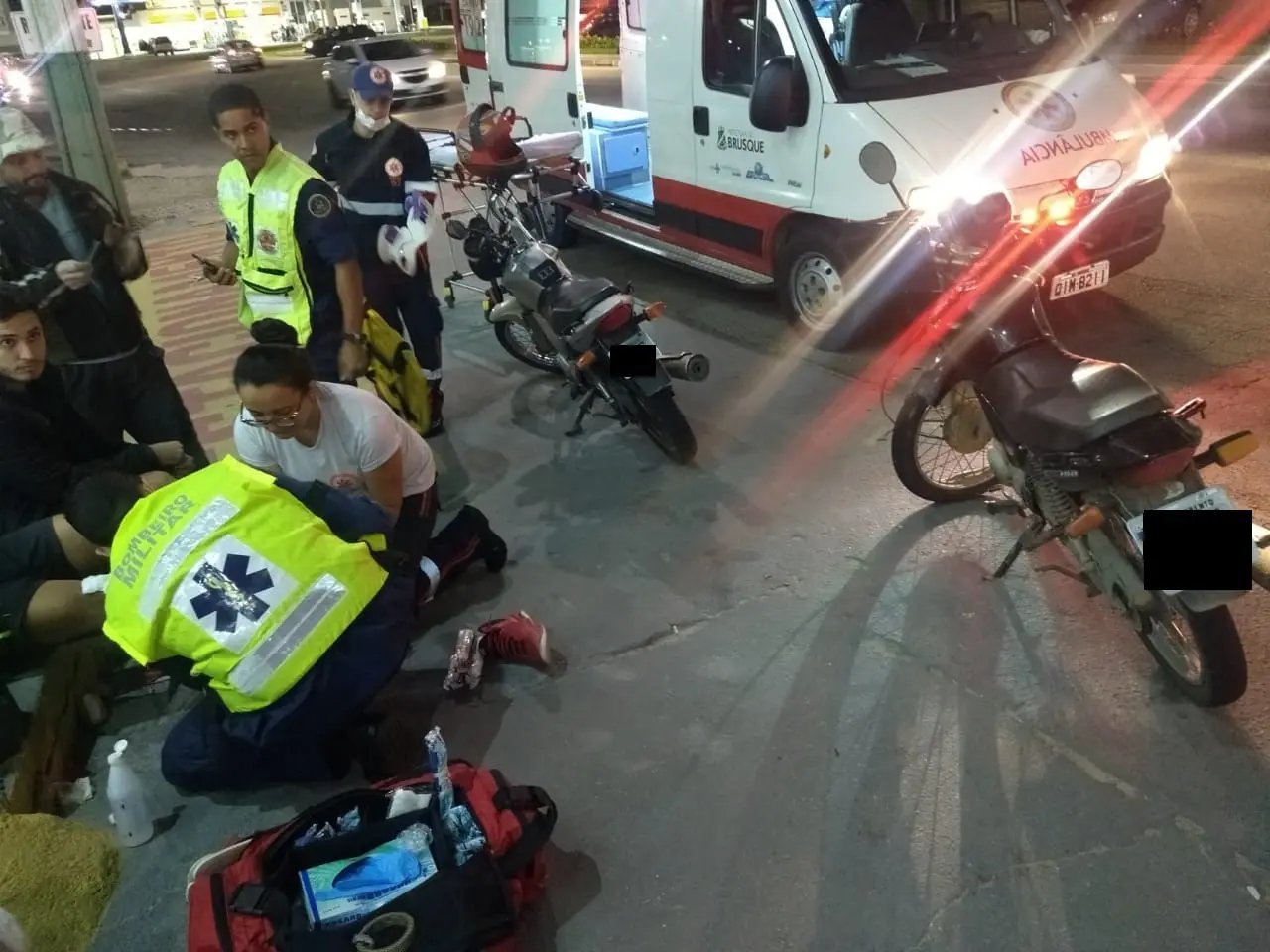 Tr&ecirc;s pessoas ficam feridas em colis&atilde;o entre duas motos