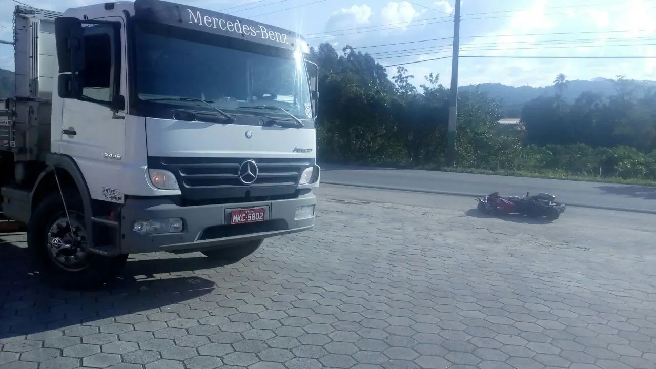 Colisão envolvendo caminhão e moto deixa motociclista ferido 