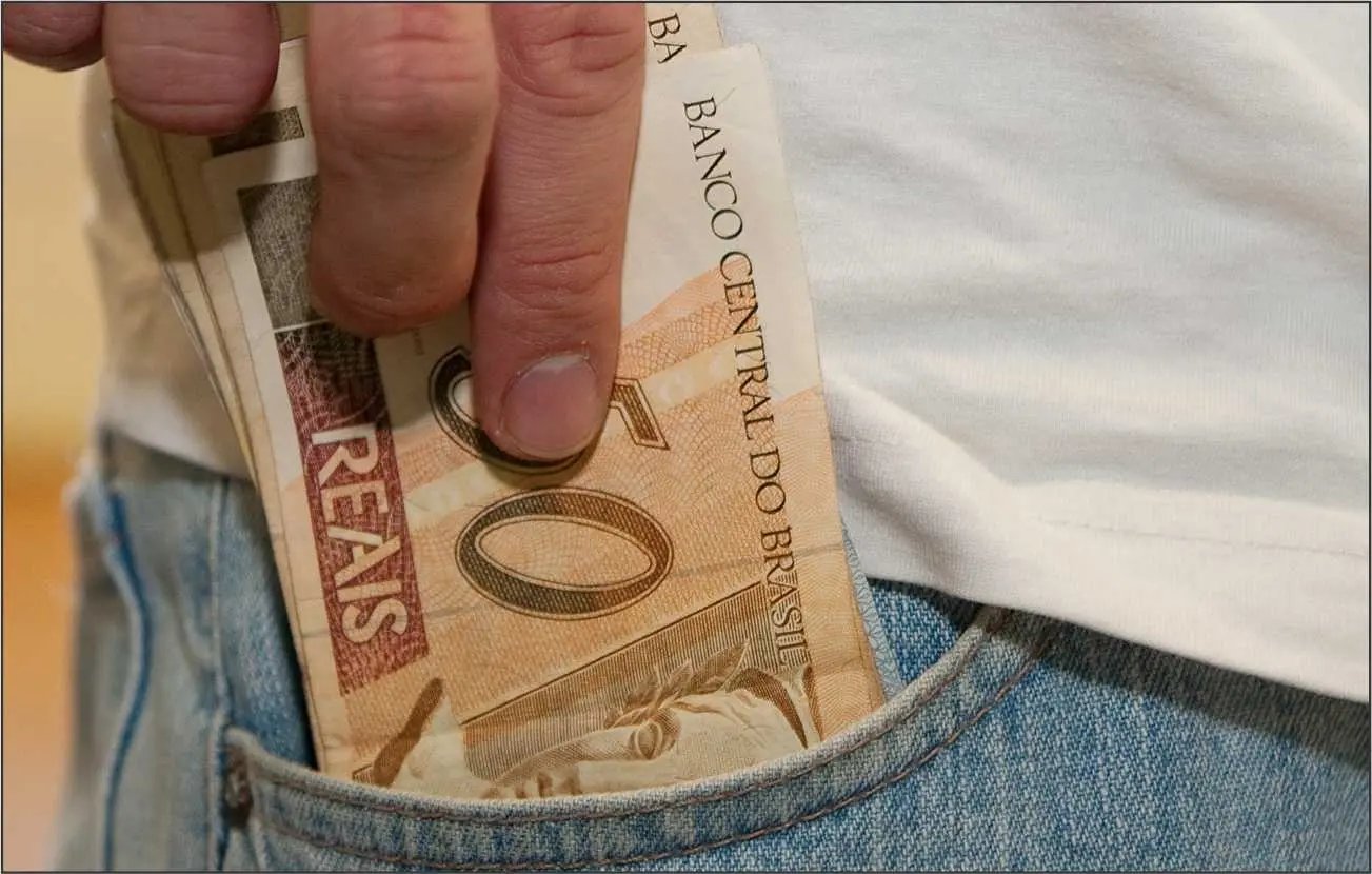 R$ 300 levados de comércio durante a madrugada
