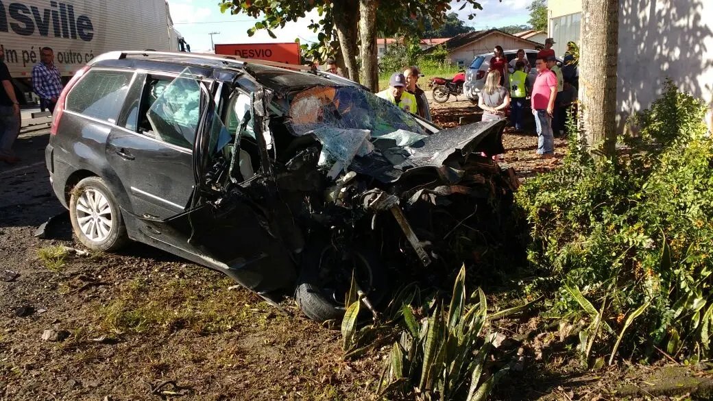 Motorista se fere em acidente na Antônio Heil