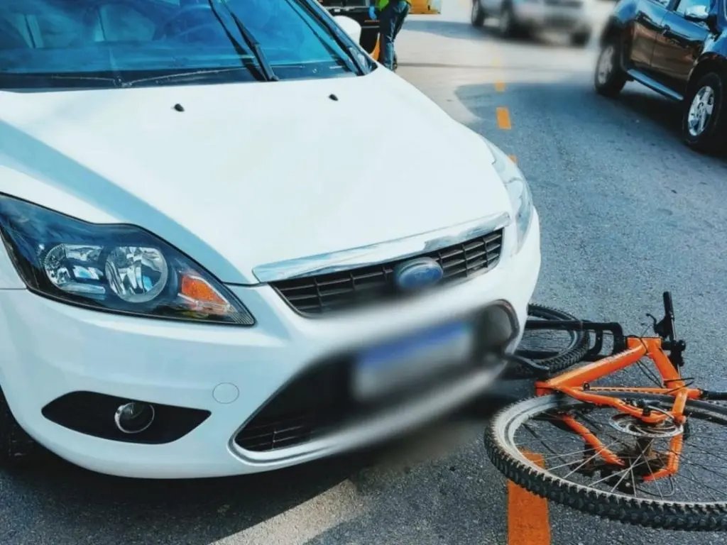 Ciclista tem suspeita de traumatismo craniano em acidente 