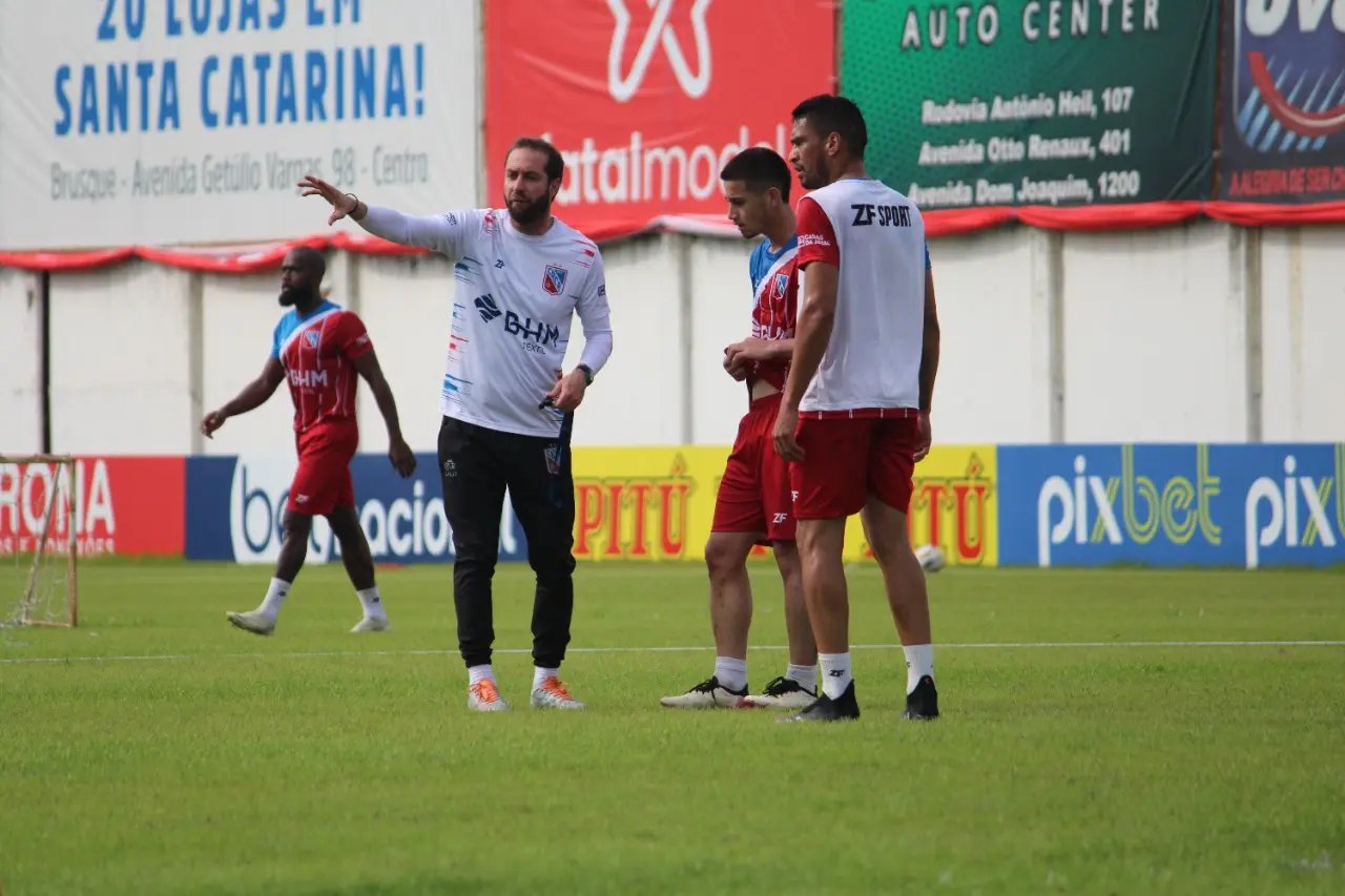 O Carlos Renaux treinou no Augusto Bauer, visando o jogo contra o Inter de Lages