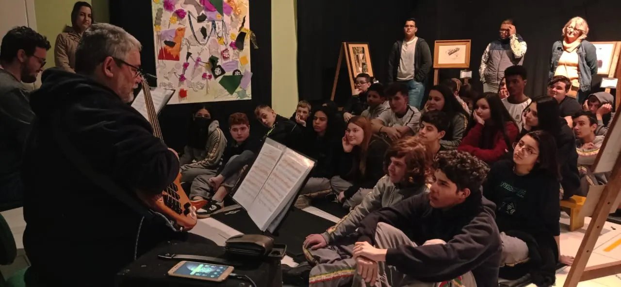 Projeto &ldquo;Galeria Itinerante vai &agrave; Escola&rdquo; passa pela Escola Professora Isaura Gouv&ecirc;a Gevaerd 