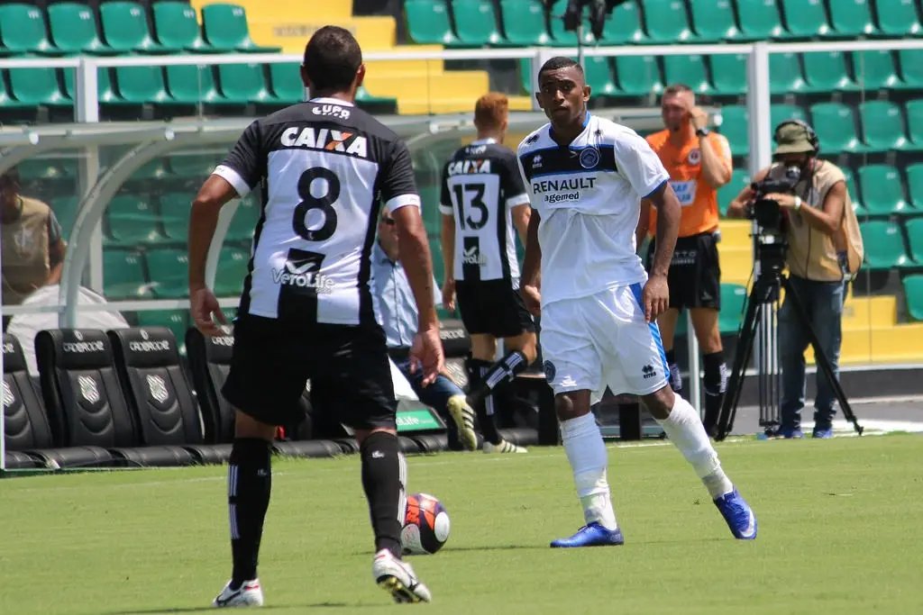 Lateral do Tubarão já treina com elenco do Brusque