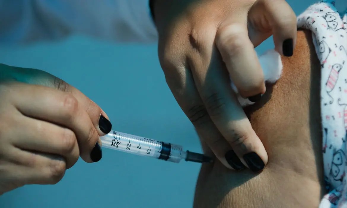 Covid-19: governo negocia compra de mais 30 milh&otilde;es de doses de vacina