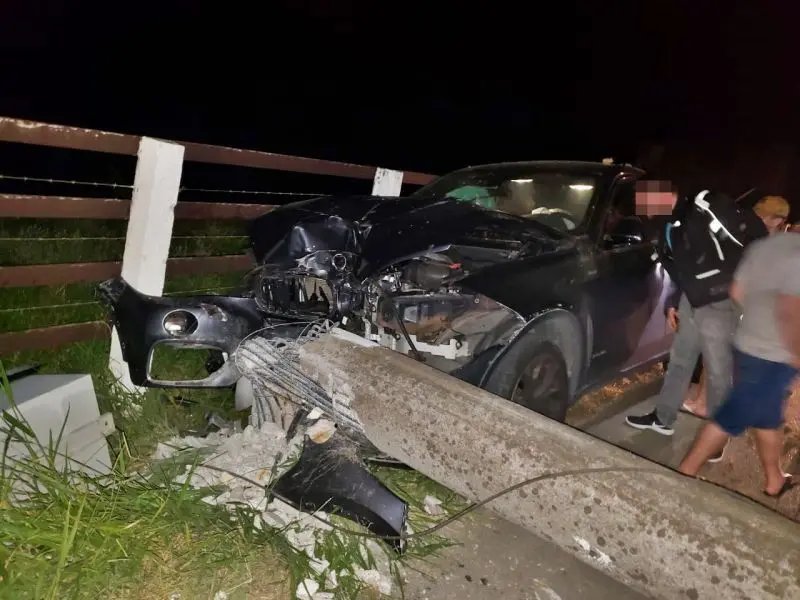 ​BMW fica destru&iacute;da em choque contra poste em SJB