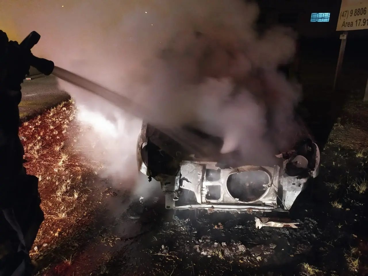 Carro &eacute; destru&iacute;do por fogo esta madrugada no Limoeiro