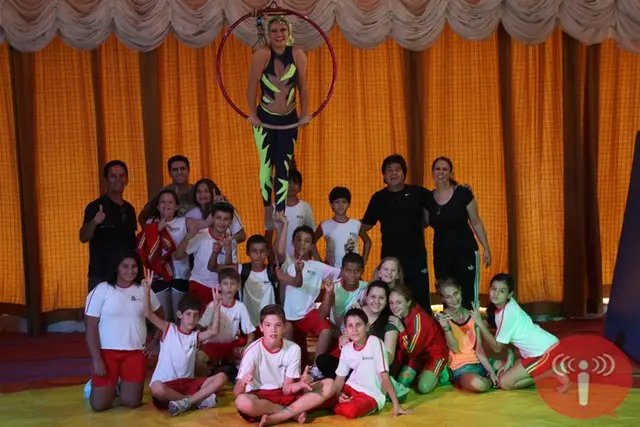 Alunos do Circo Escola recebem visita de artista