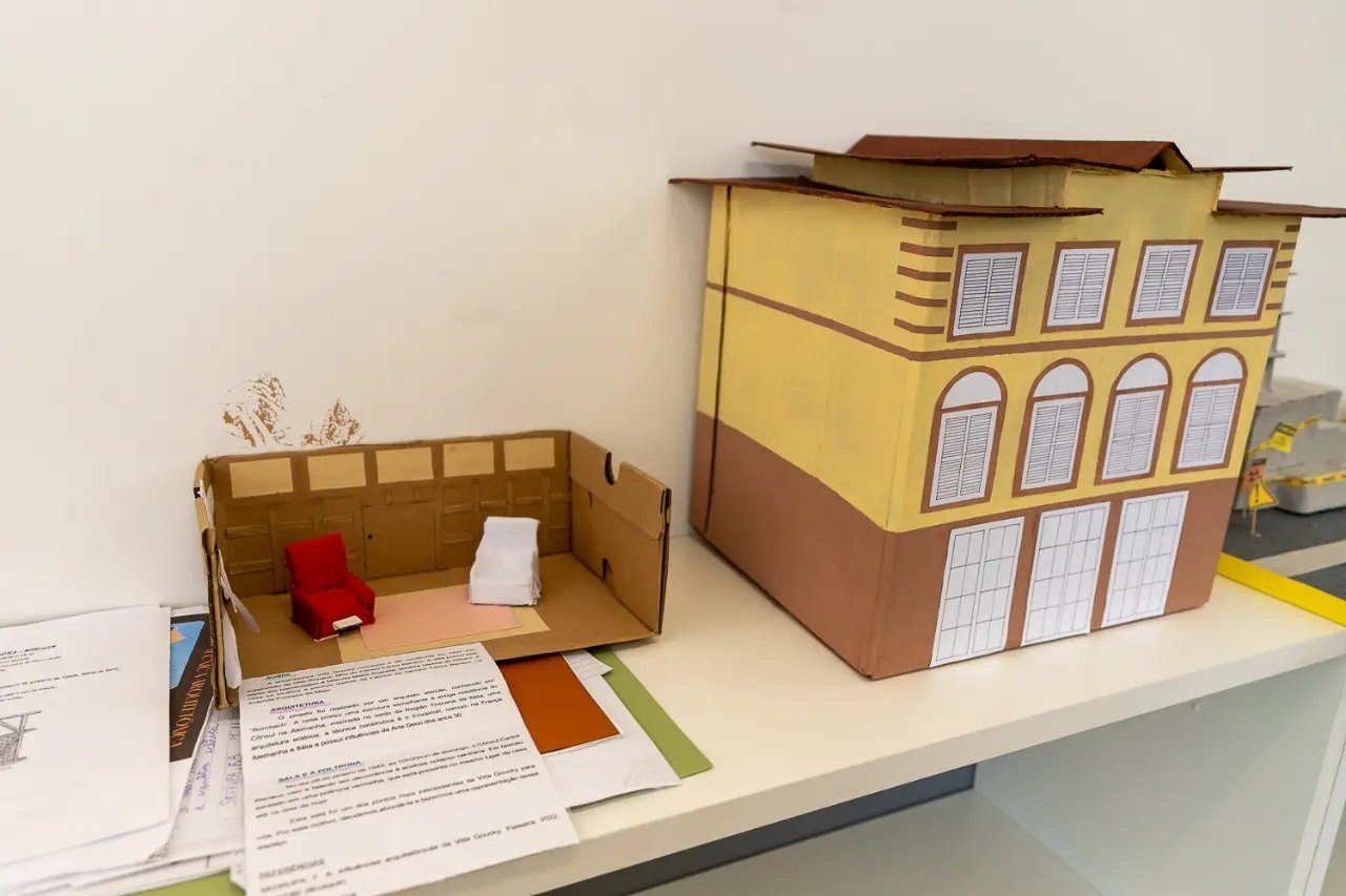 Alunos do Col&eacute;gio Unifebe desenvolvem trabalhos sobre a Villa Renaux
